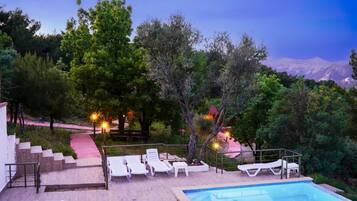 Una piscina al aire libre de temporada (de 09:00 a 23:30), sombrillas