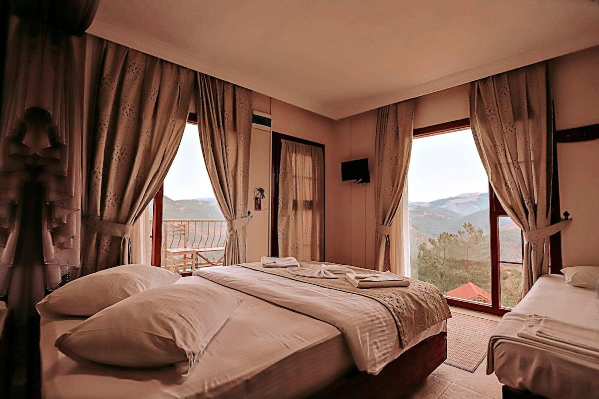 panoramic triple room, jetted tub, valley view | 1 bedroom, blackout curtains, bed sheets, wheelchair access