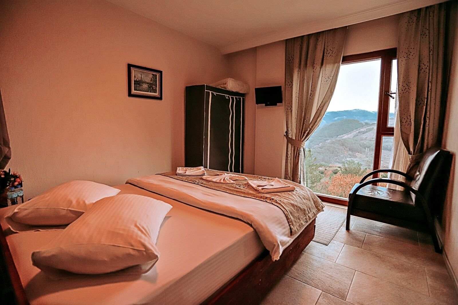 panoramic double room, jetted tub, valley view | 1 bedroom, blackout curtains, bed sheets, wheelchair access