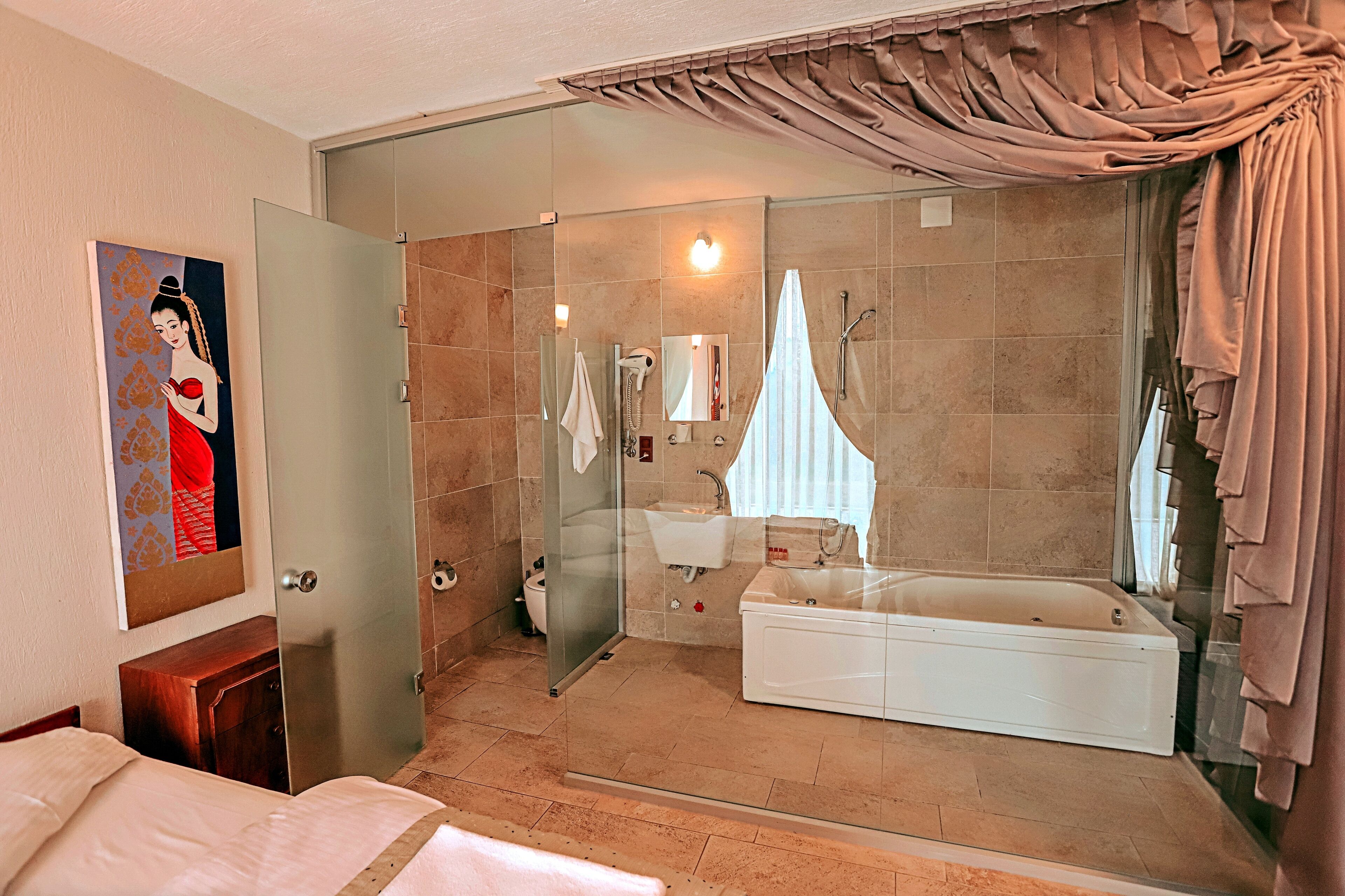panoramic triple room, jetted tub, valley view | jetted bathtub