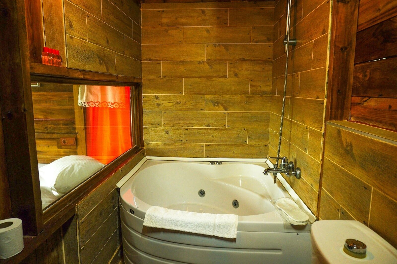 panoramic tree house | 1 bedroom, blackout curtains, bed sheets, wheelchair access