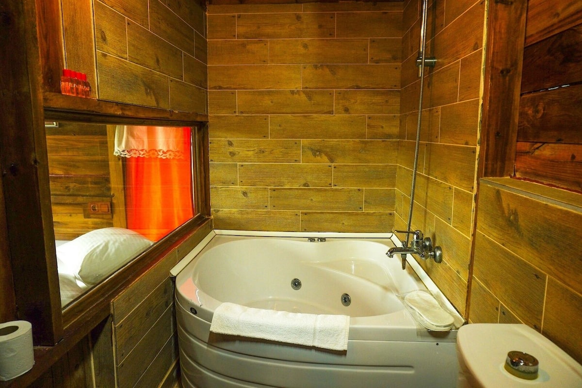 panoramic tree house | 1 bedroom, blackout curtains, bed sheets, wheelchair access