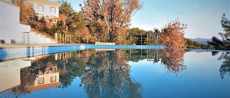 Piscina stagionale all'aperto, ombrelloni da piscina, lettini