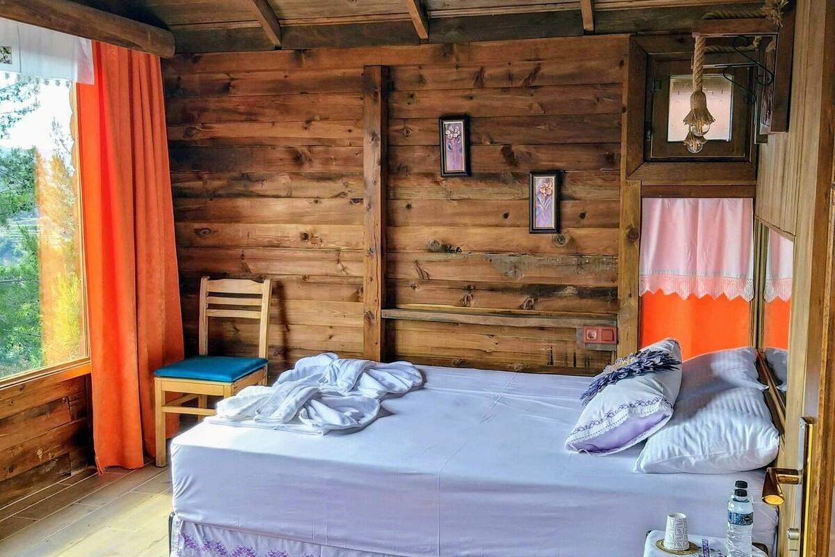 panoramic tree house | 1 bedroom, blackout curtains, bed sheets, wheelchair access