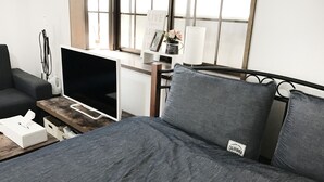 A modern room with a bed, a TV, a desk, and a window with a view. - Tokyo Urban Flat Hotel 101 (Tokyo)