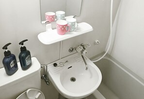 Villa Comfort - 1 dubbelsäng med bäddsoffa - icke-rökare - utsikt mot innergården | Badrum | Badkar/dusch, djupt badkar, gratis toalettartiklar och hårtork