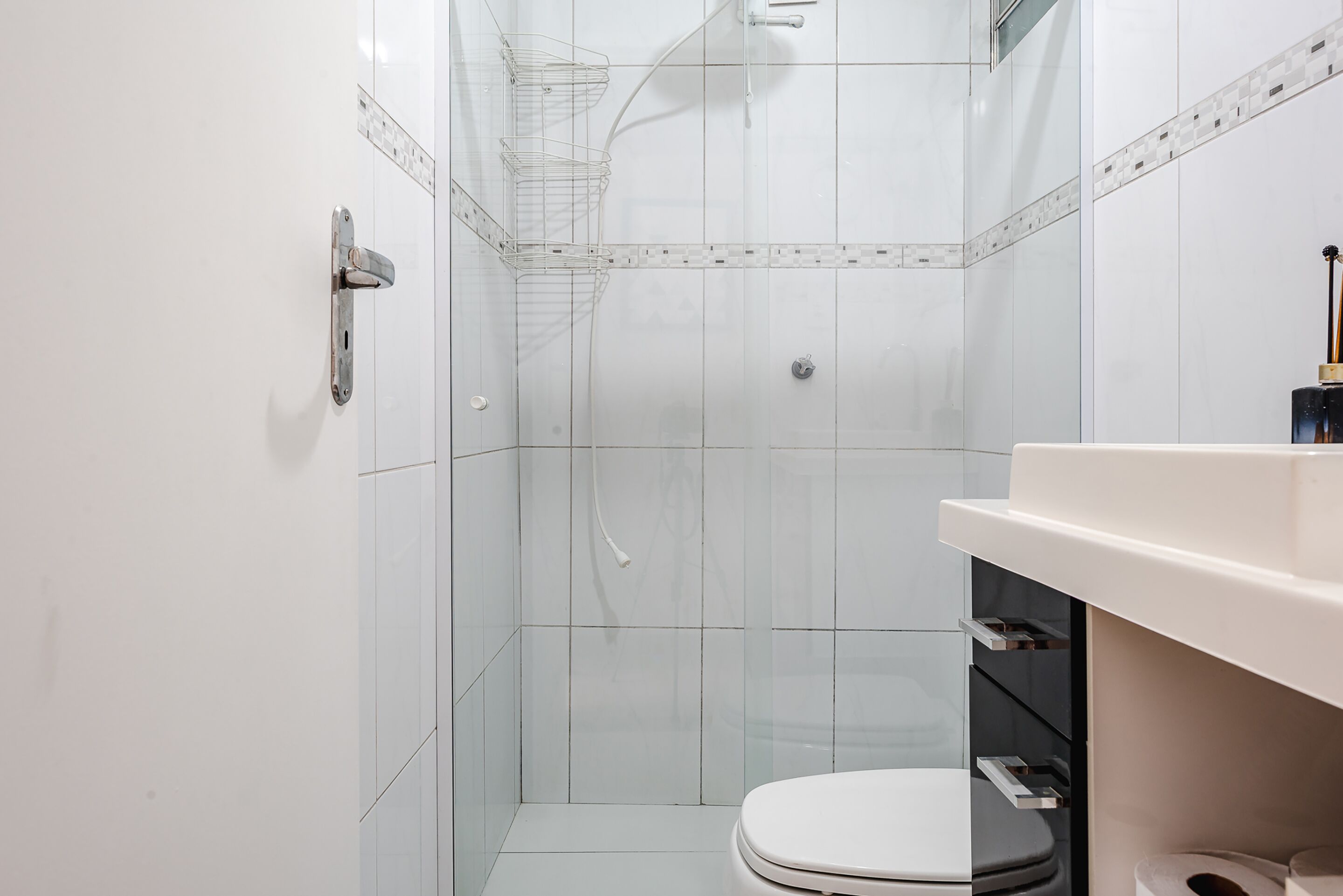 Apartamento | Banheiro | Chuveiro, produtos de toalete grátis, toalhas de banho, sabonete