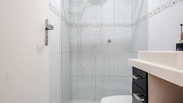 Apartamento | Banheiro | Chuveiro, produtos de toalete grátis, toalhas de banho, sabonete
