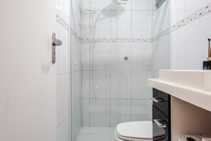 Apartment | Badezimmer | Dusche, kostenlose Toilettenartikel, Handtücher, Seife