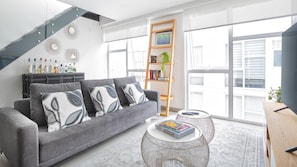 Departamento, 2 habitaciones, para no fumadores | Sala de estar | Televisión de pantalla plana