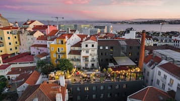 Un paisaje urbano con diversos estilos arquitectónicos, incluyendo una torre destacada y vistas al frente marítimo.