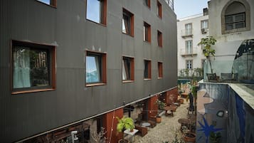 Vista frontal de la propiedad