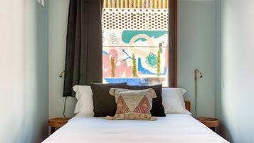 Compact Room - Double bed and shared bathroom | WiFi (free), bed sheets