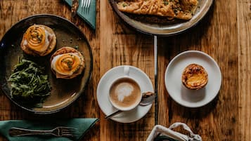 Déjeuner continental (13.50 EUR par personne)