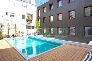 Una piscina al aire libre (de 10:00 a 21:00), sombrillas, tumbonas