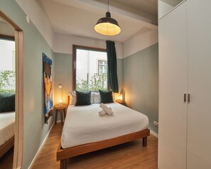 Compact Room - Double bed and shared bathroom | Free WiFi, bed sheets - Secret Patio Lisbon (Lisbon)