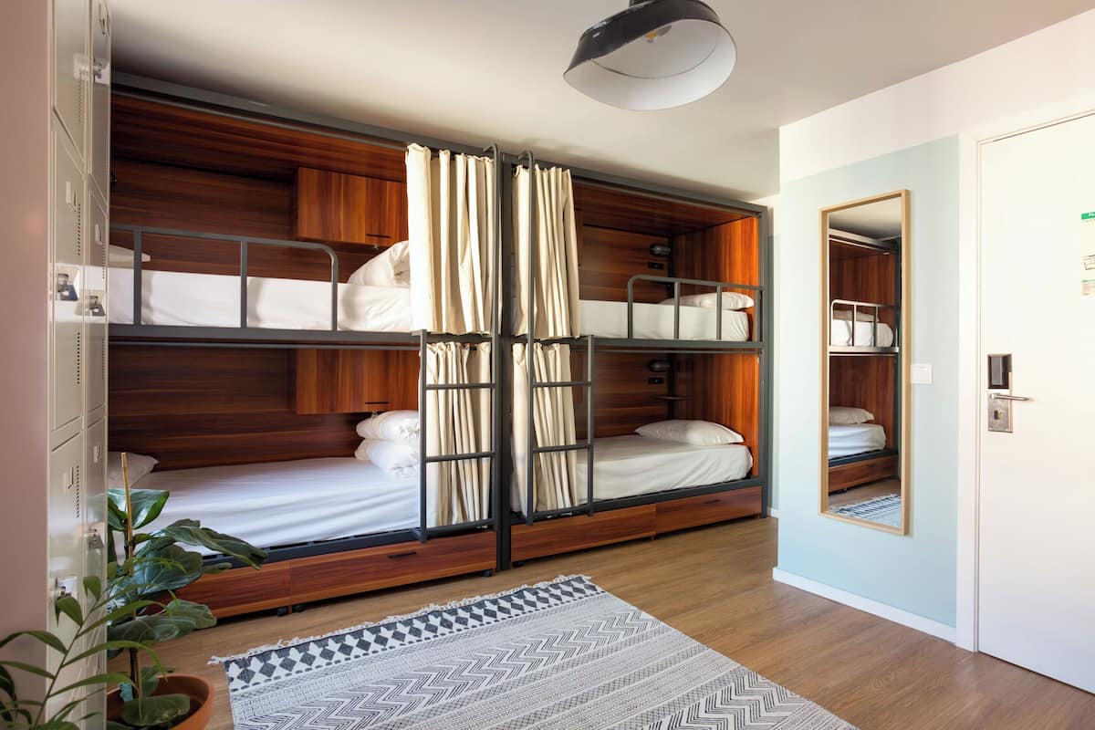 Private 6-Bunk Bed Room with Shared Bathroom | Free WiFi, bed sheets