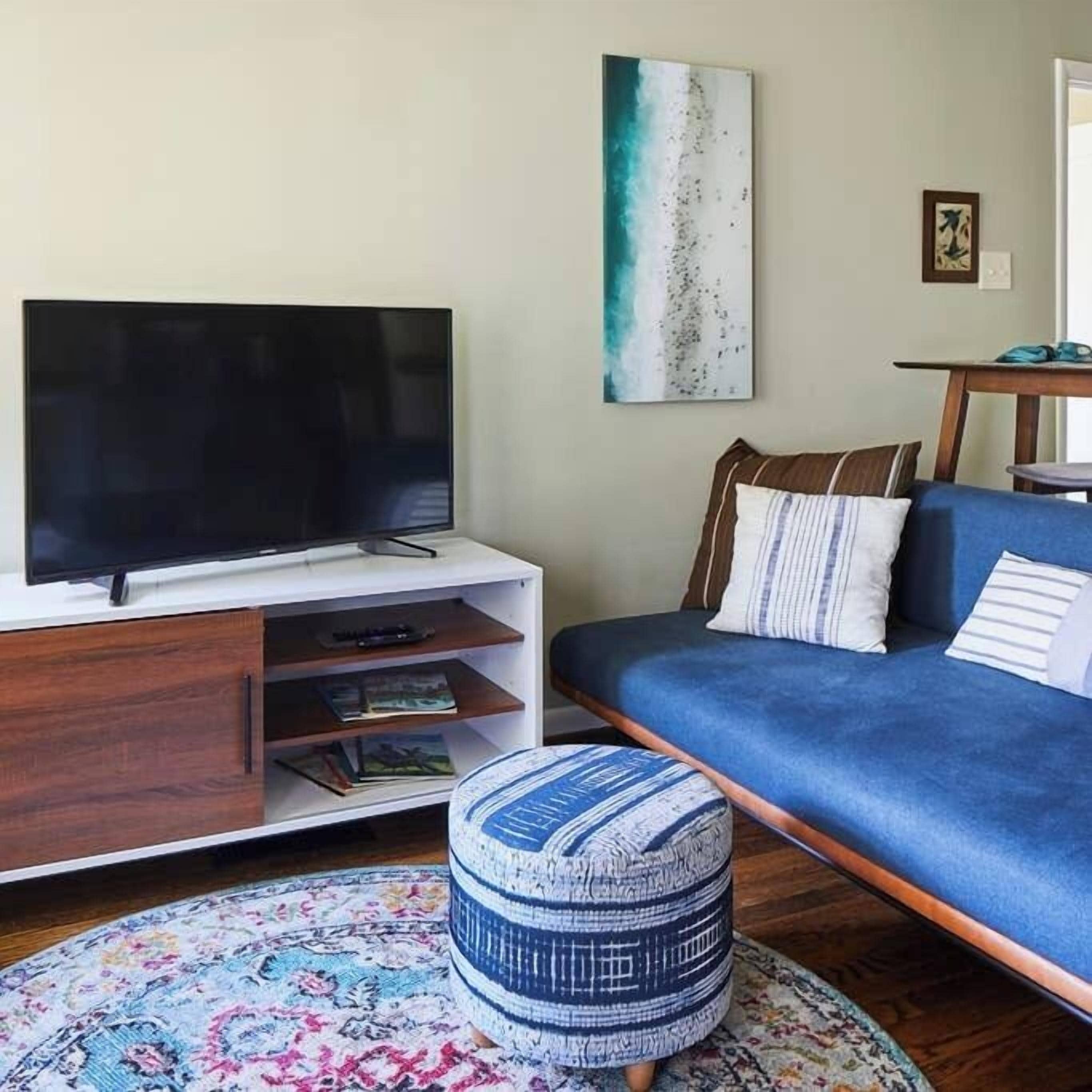 Televisión, libros y oficina 