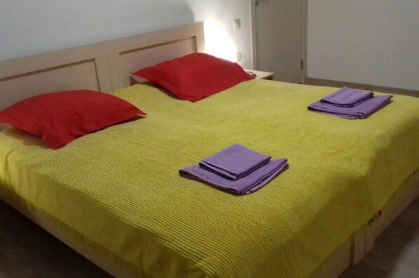 1 habitación, tabla de planchar con plancha, wifi gratis y ropa de cama 