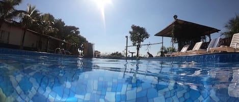 Una piscina al aire libre