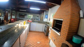 ثلاجة، ميكروويف، فرن، موقد طهي مسطح