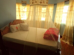 6 bedrooms, iron/ironing board, WiFi