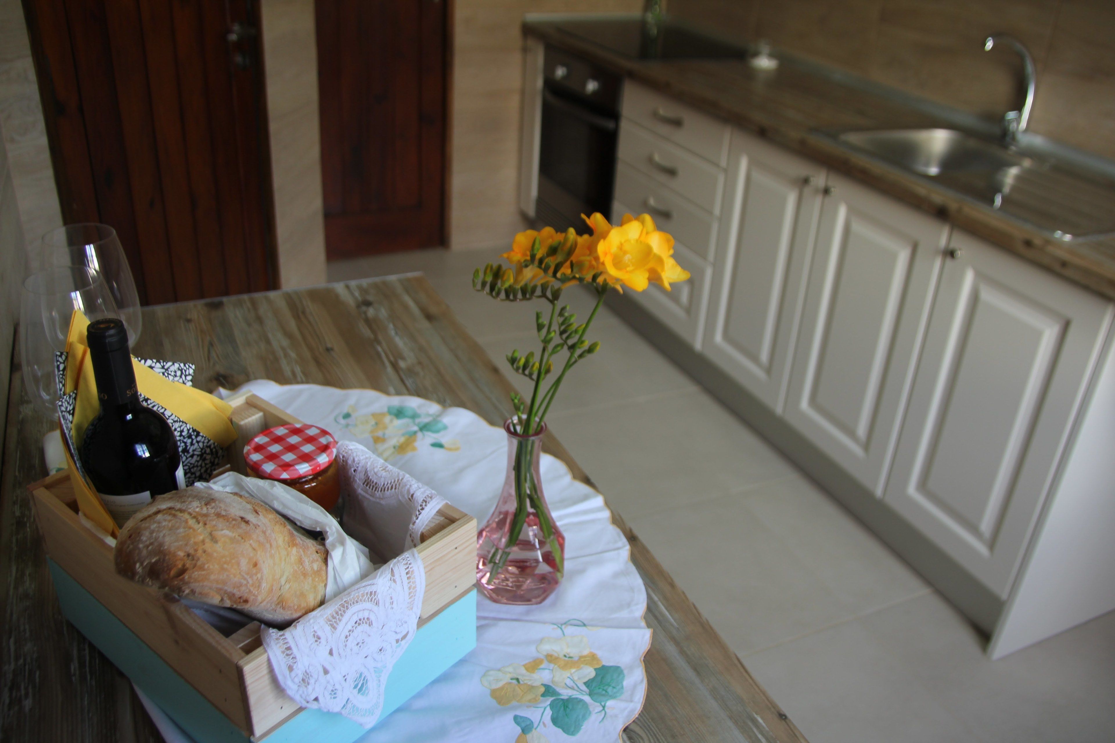 Coffee/tea maker, fridge, microwave, stovetop