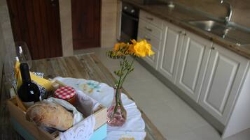 Coffee/tea maker, fridge, microwave, stovetop