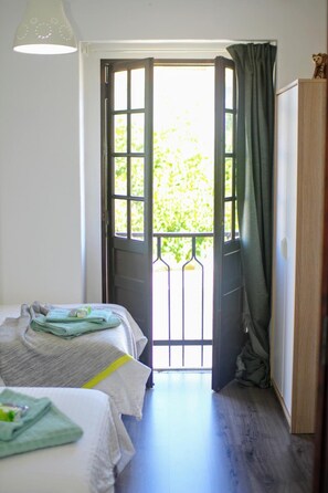 Escritorio, cortinas blackout y tabla de planchar con plancha 