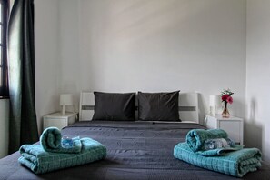 Desk, blackout curtains, iron/ironing board, free cots/infant beds - Vila Mafra - Grill Terrace (Mafra)