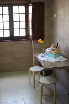 Fridge, microwave, stovetop, coffee/tea maker - Vila Mafra - Grill Terrace (Mafra)
