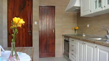 Shared fridge, microwave, stovetop, coffee/tea maker