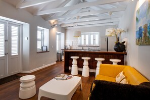 Ropa de cama de alta calidad, colchones Select Comfort y minibar 