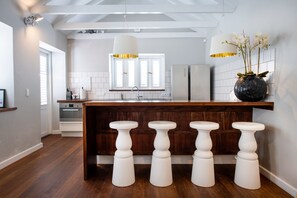 Ropa de cama de alta calidad, colchones Select Comfort y minibar 