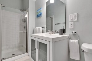 Dusche, Haartrockner, Handtücher, Seife
