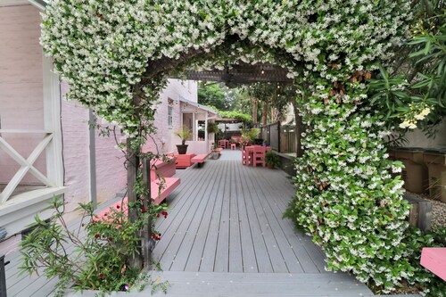 Adorable King, 160 Steps to the Beach! Free Parking & Wifi