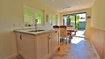 Cottage | In-room dining