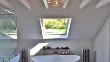 Cottage | Bathroom | Combined shower/bathtub, deep-soaking bathtub, free toiletries