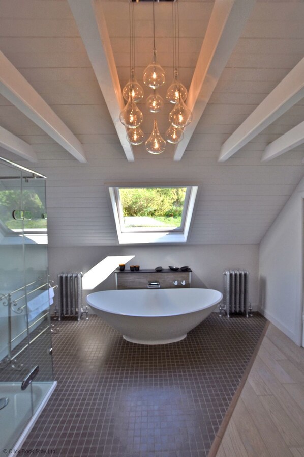 Cottage | Bathroom | Combined shower/tub, deep soaking tub, free toiletries, hair dryer