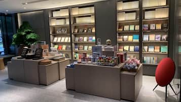Una librería con estanterías llenas de libros y una exhibición de diversos artículos.