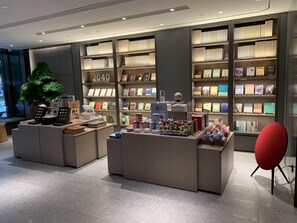 A bookstore with shelves of books and a display of various items. - Ji Hotel (xiamen Haicang District Government Branc (Xiamen)