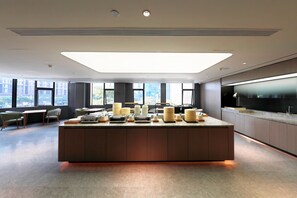 A modern kitchen with a central island, large windows, and a view of the city. - Ji Hotel (xiamen Haicang District Government Branc (Xiamen)