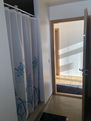Zweibettzimmer, Gemeinschaftsbad | Dusche im Bad