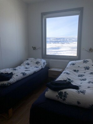 Chambre avec lits jumeaux, salle de bains commune | Rideaux d’obscurcissement, lit de bébé (gratuit)
