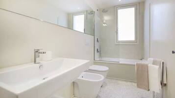 Bathtub, hair dryer, bidet, towels