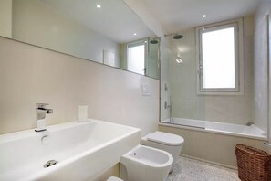 Bathtub, hair dryer, bidet, towels - SAN MARCO - THE PHOENIX (Venezia)