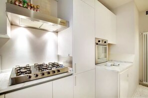 冷蔵庫、電子レンジ、オーブン、コンロ