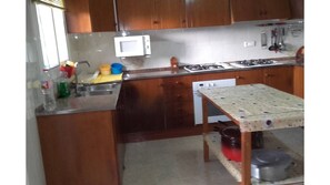 Réfrigérateur, four à micro-ondes, un four, cafetière-théière