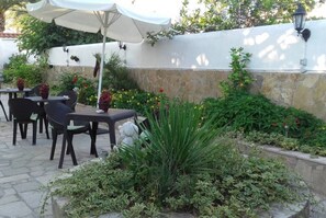 Outdoor dining - CANO ALLOTJAMENT - --- (Poblenou del Delta)