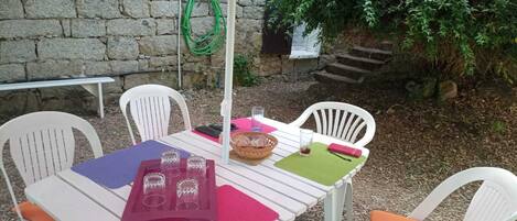 تناول الطعام بالخارج